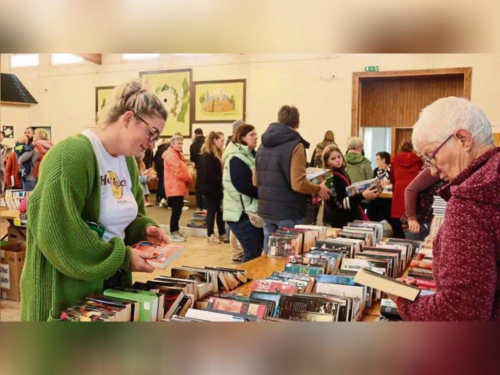 „Krimis gehen immer“ – Spiele und Bücher en Masse gab es bei der Effelner Börse. Foto: Kabuth