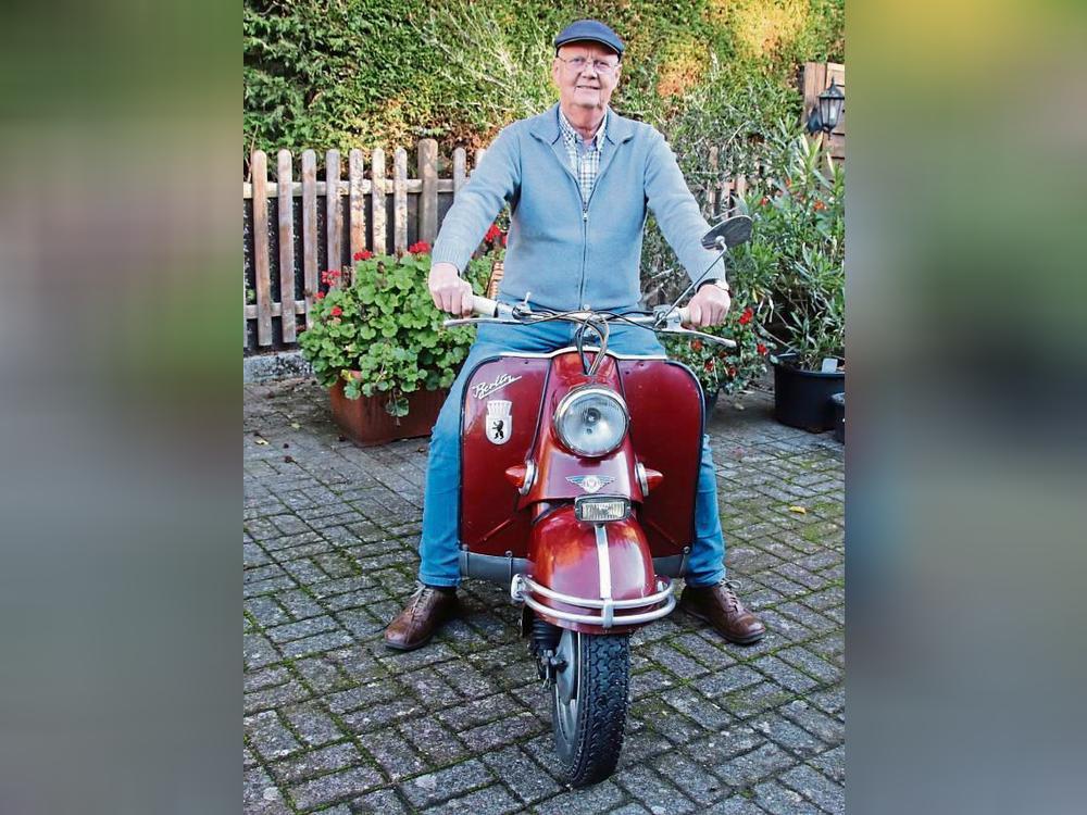 Stolz auf seinen Oldtimer-Roller „Berlin“ ist der Anröchter Bernd Schmidtmann. Foto: Meschede