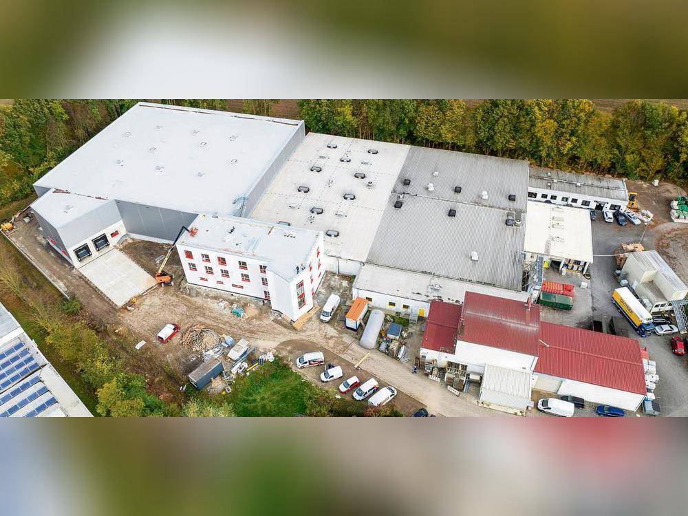 Neue Lagerhalle (links) und neues Bürogebäude (vorn): Modersohn’s stellt sich für die Zukunft auf. Modernste Technik wie Wärmepumpe, Lüftungsanlage und Falttore tragen zur nachhaltigen Energieversorgung bei. Foto: Eickhoff