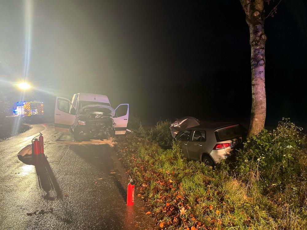 Auf der L748 bei Altenmellrich prallte ein Auto gegen einen Baum, nachdem ein entgegenkommender Transporter in den Gegenverkehr geriet. Foto: Polizei