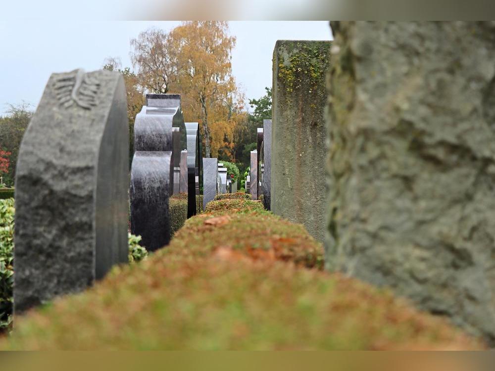 Alte Grabsteine recyceln? Das lohnt sich finanziell meist nicht. Foto: Dietz