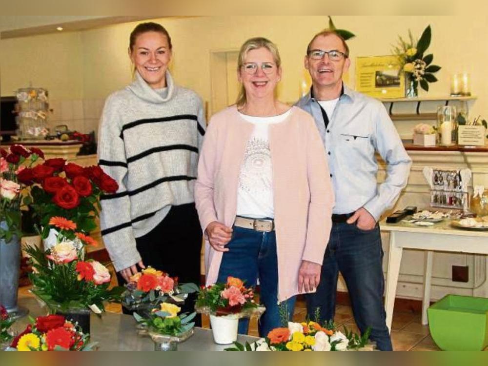 Heike und Reiner Prieger geben ihr Landlädchen in die Hände von Olga Friesen (l.), die im Februar unter dem Namen „Lebensblume-Floristik“ startet. Foto: Helga Wissing