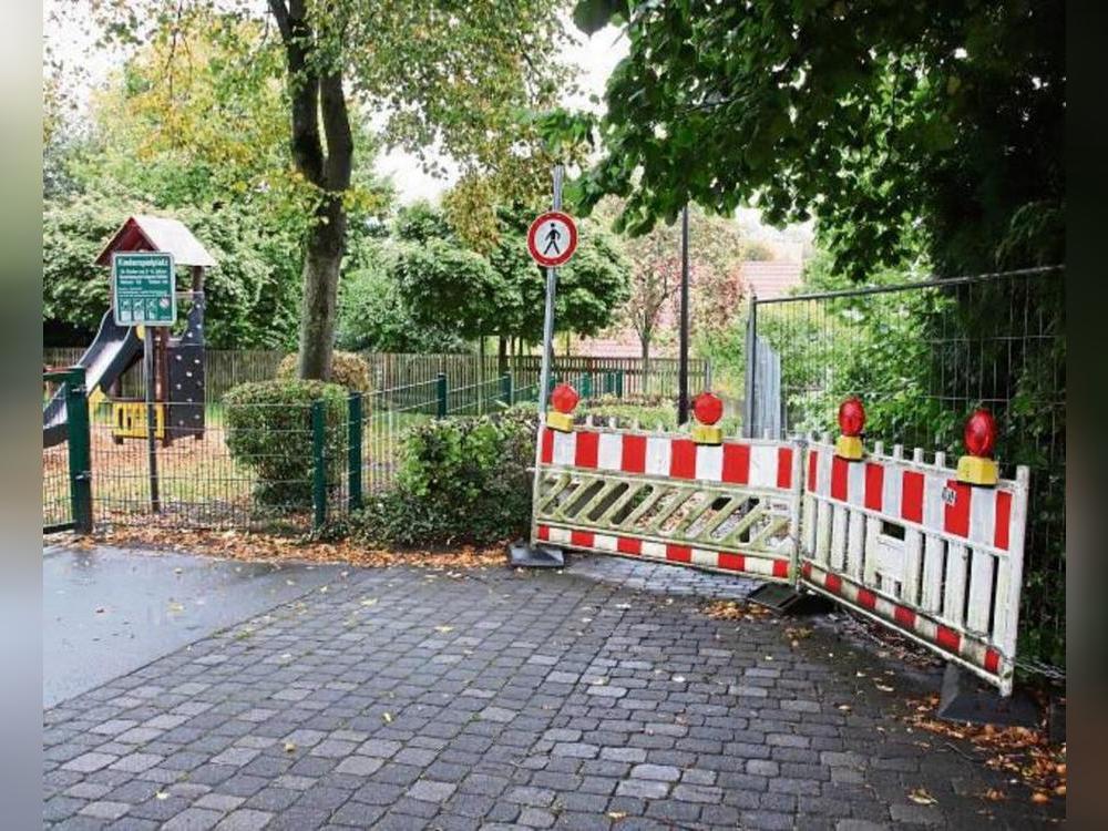 Seit März 2019 ist in Effeln der Fußweg zum Kindergarten gesperrt. Ein Ende ist aber in Sicht. Foto: Meschede