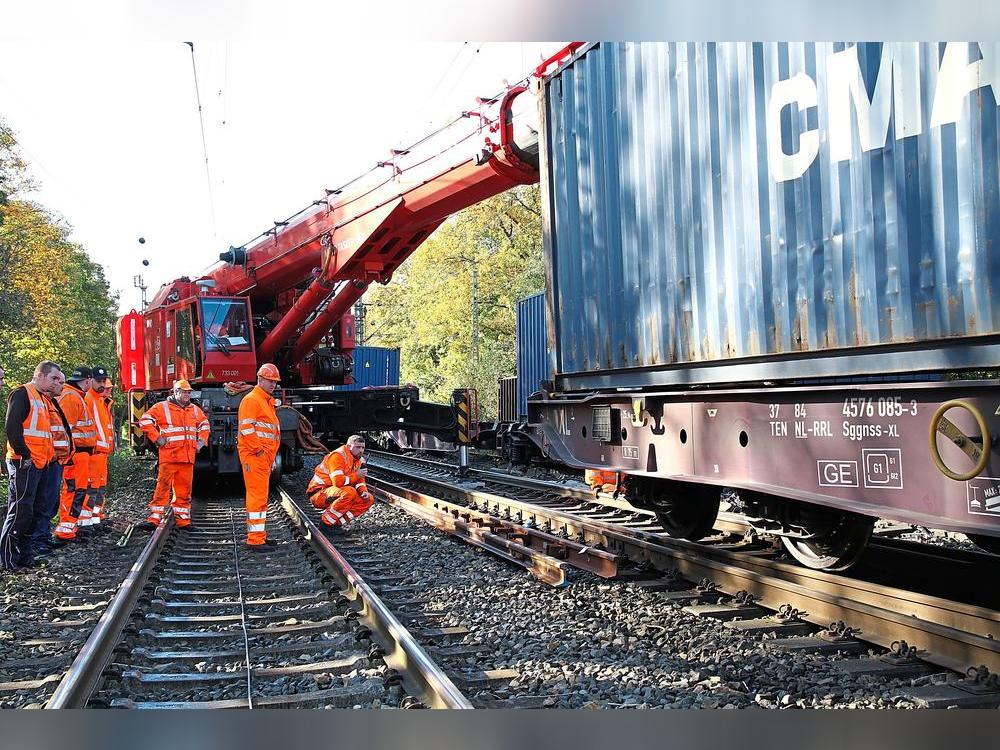 Millimeterarbeit war gefragt, um den Waggon mit dem Kran wieder auf die Gleise zu setzen. Foto: Rückert