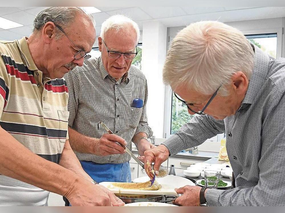 Die Nussspätzle erweisen sich als ziemlich zähe Angelegenheit. Fotos: Giannakis