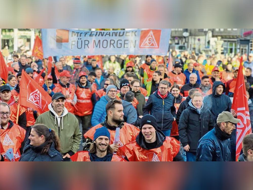 Vorm Rathaus in Lippstadt trafen sich am Dienstagnachmittag hunderte Metaller zur Warnstreik-Kundgebung. Fotos: Schwade