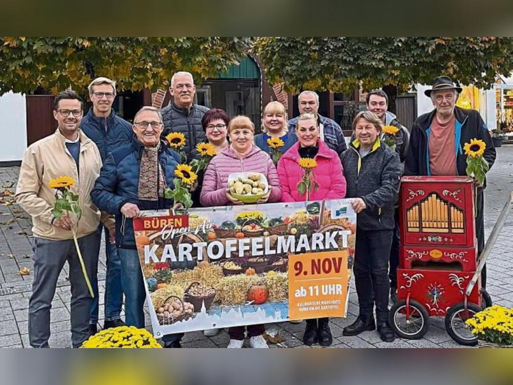 Herbstliche Deko, Musik aus der Drehorgel und ein Feuer erwarten Besucher des Bürener Kartoffelmarktes.