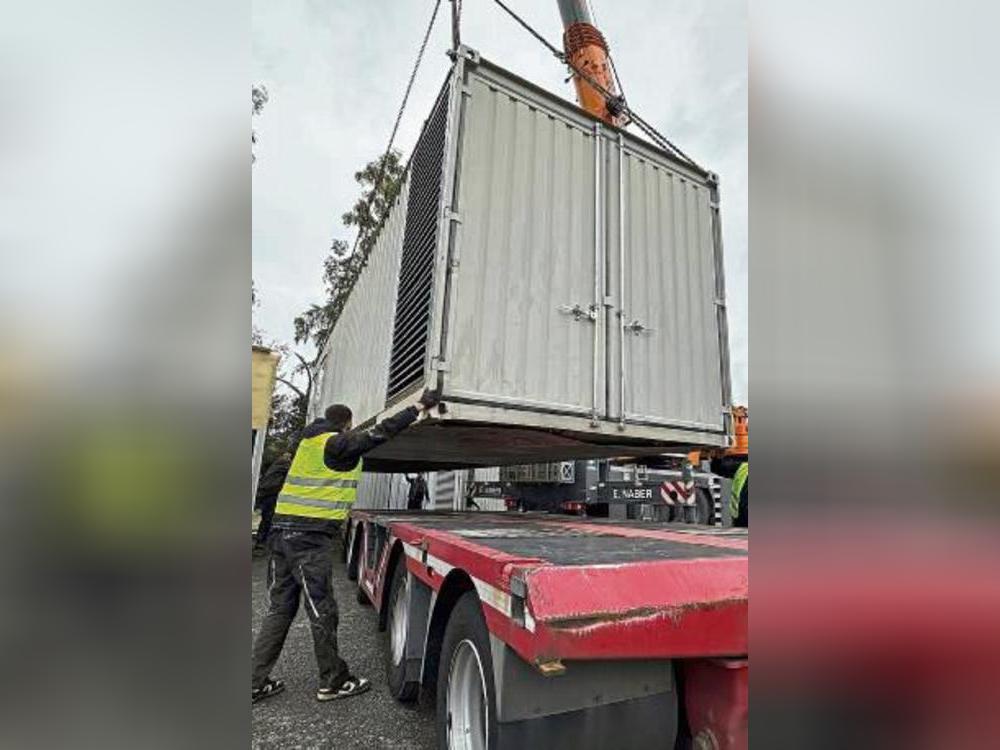 Leistungsstark für die Ukraine: Mit einem Kran wurde das Stromaggregat auf den Lkw verladen. Foto: Cegelski