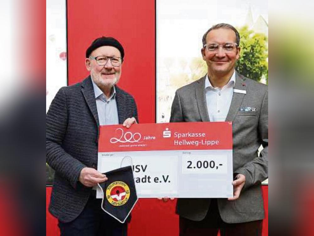 Die 2000-Euro-Spende überreichte Thomas Raulf (r.) an den JSV-Vorsitzenden Claus Harnisch.