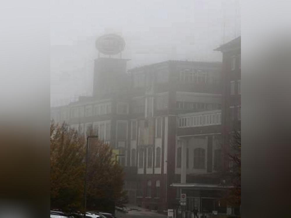 Klare Sicht auf die letzten Monate erlaubte Hella am Mittwoch, die Zukunft bleibt aber ungewiss: Passend dazu zeigte sich der Hauptsitz am Morgen im Nebel. Foto: Schwade