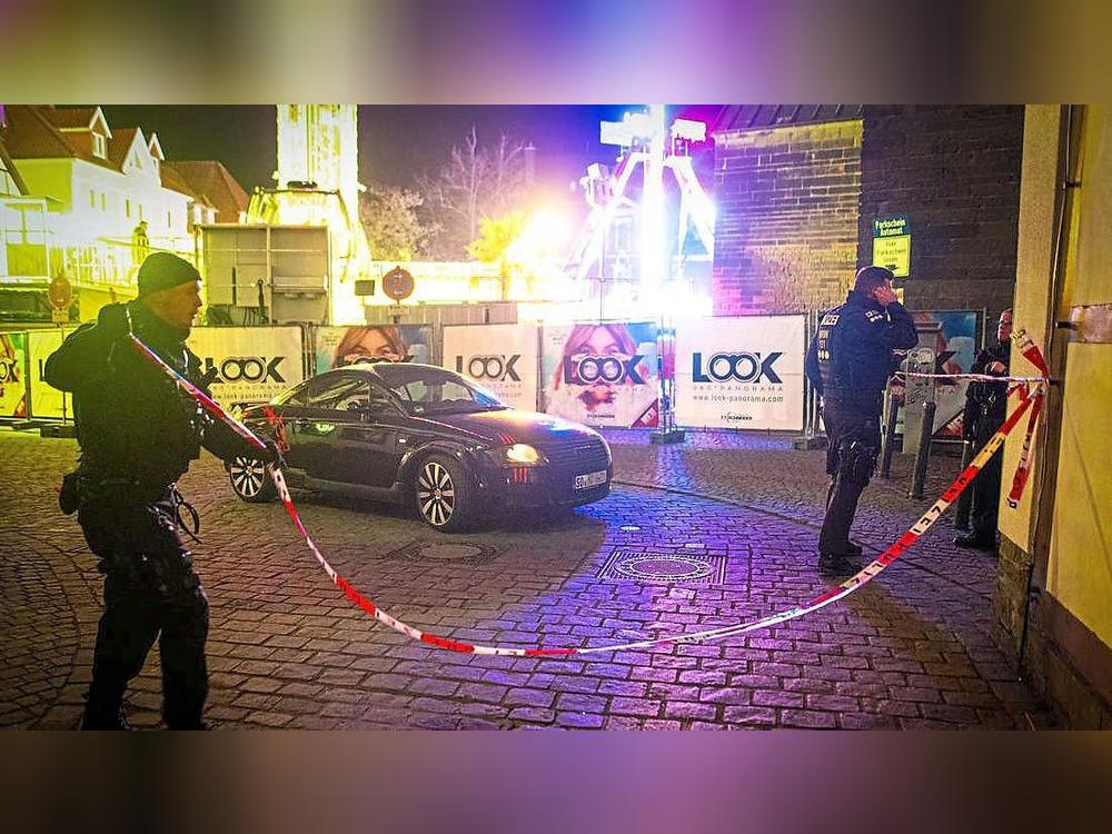 Auf der Allerheiligenkirmes kam es zu einem Polizeieinsatz wegen eines Autos, das durch eine Menschenmenge gefahren ist. Foto: Daniel Schröder