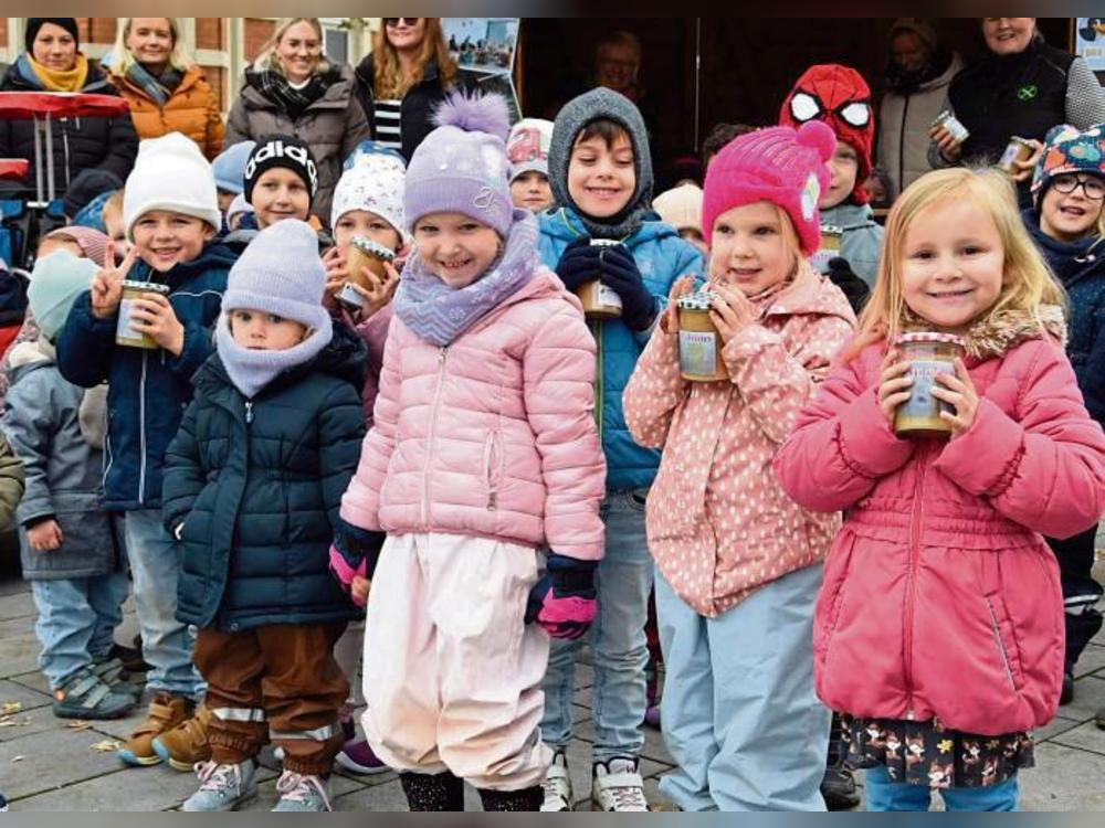 Teilen ist so schön: Die Rabennest-Kinder haben Apfelmus selbst gemacht und auf dem Markt verkauft. Foto: Kossack