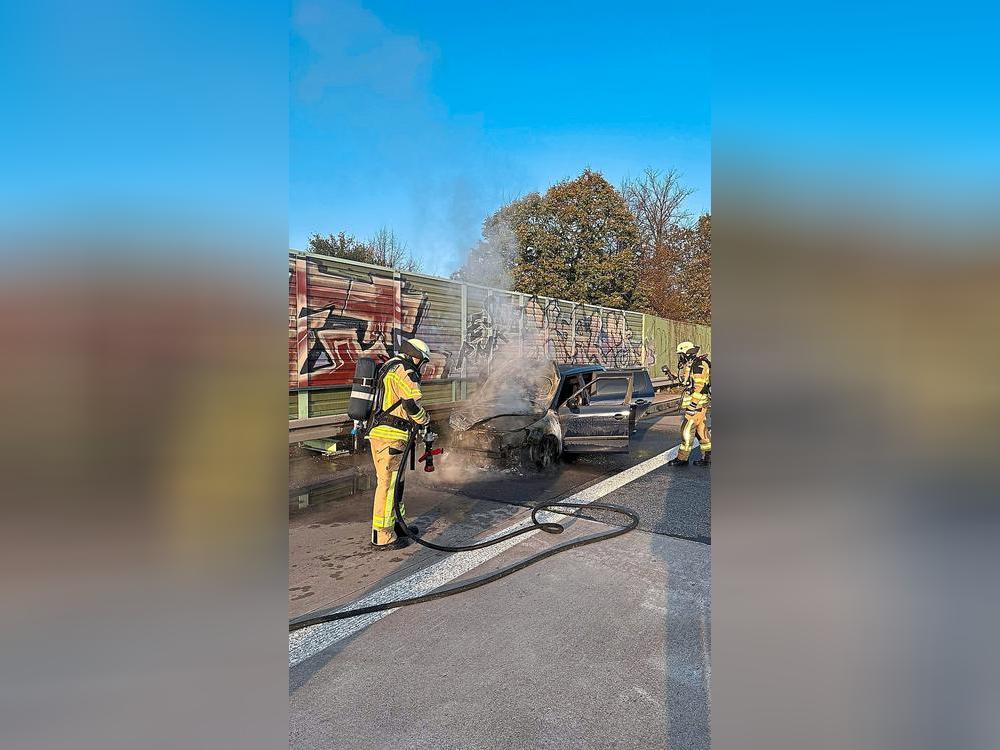 Als die Feuerwehr ankam, stand der Motorraum bereits in Flammen. Foto: Feuerwehr Anröchte