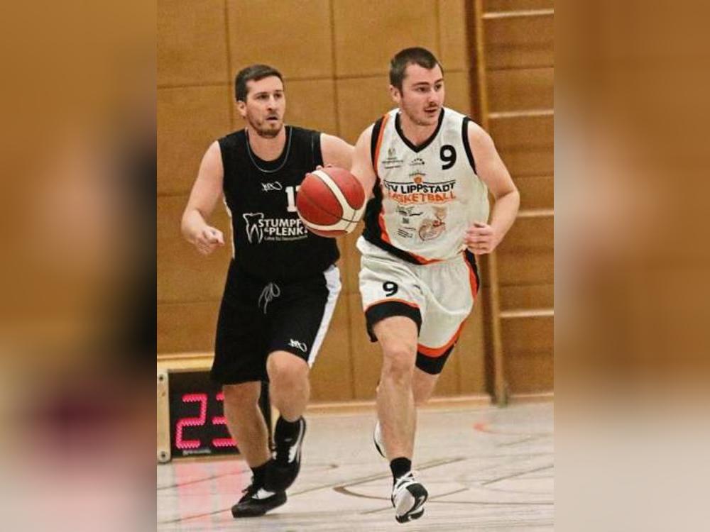 LTV-Spielertrainer Daniel Urbanek (r.) feierte mit seinem Team einen 70:64-Erfolg in Münster. Foto: Wiegand