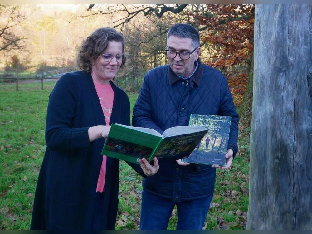 In dem Buch „Bilderbuchwanderungen im Arnsberger Wald und Umgebung“, finden Elke Wenge und Klaus-Dieter Hötte vom Rüthener Tourismusbüro auch Wanderstrecken rund um die Bergstadt. Foto: Bsdurek