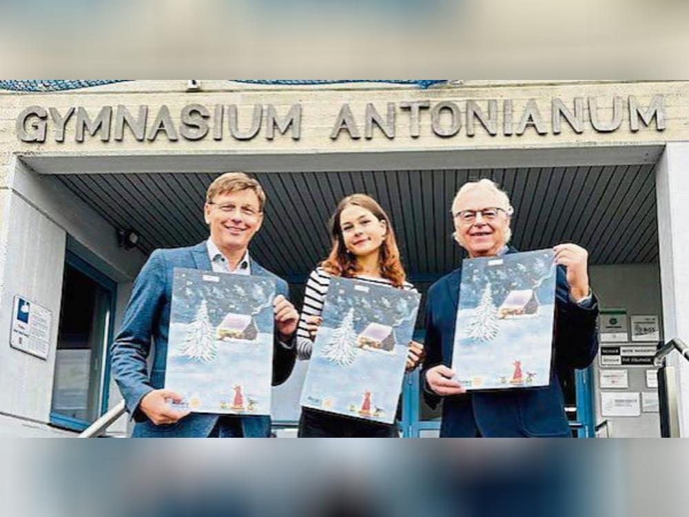 Ulrich Ledwinka (l., Rotary Club Erwitte-Hellweg und Schulleiter am Gymnasium Antonianum), Jonna Renken (Schülerin Antonianum) und Kurt-Jürgen Bock (Präsident Rotary Club Erwitte-Hellweg) präsentieren den Adventskalender.