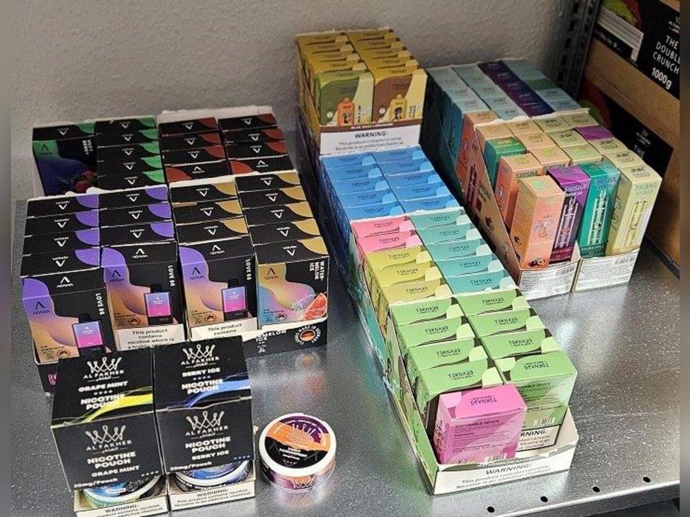 E-Zigaretten und Snus: Vom Bielefelder Zoll im Kiosk in Paderborn sichergestellt. Foto: Hauptzollamt Bielefeld