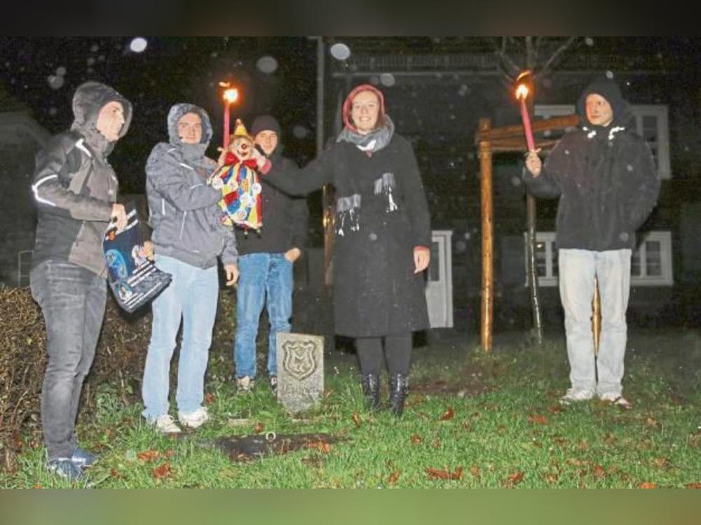 Da kam Freude auf, als der Eumel den Mellricher Narren zum Start in die neue Session präsentiert wurde. Foto: Priesnitz