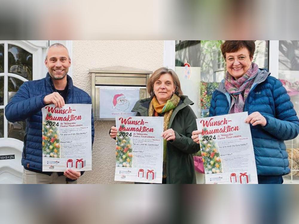 Das Wunschbaum-Team freut sich über eine rege Teilnahme an der Aktion in der Hachtor-Apotheke (v.l.): Gunnar Witthaut, Sabine Schleef und Petra Dorenkamp. Foto: Bsdurek