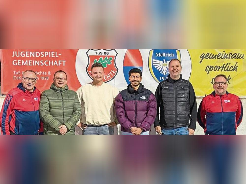 Der Vorstand der JSG Anröchte/Mellrich präsentiert das neue Trainergespann der A-Jugend, Timo Rath (3.v.l.) und Alessandro Vescio (3.v.r.).