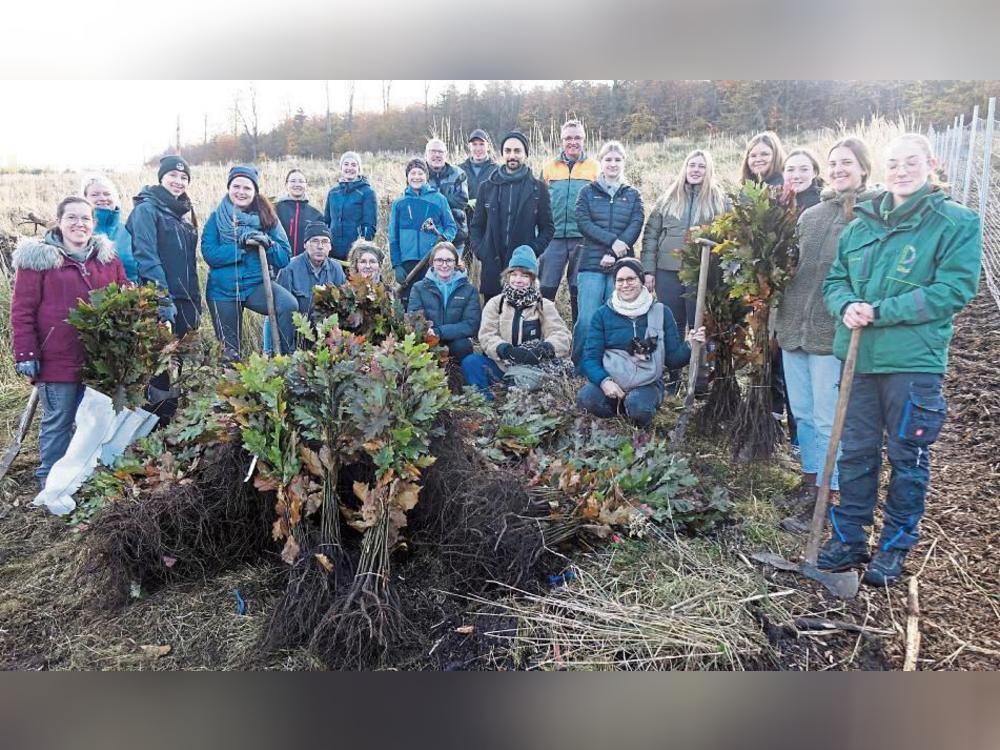 Die Senioren- und Prinzengarde des Karnevalsclubs Kallenhardt hat im Wald mit angepackt und neue Bäume gepflanzt. Foto: Kloer