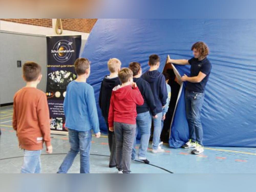 Einen Besuch im Weltall gab es für die Schüler am Friedrich-Spee-Gymnasium durch das Schulplanetarium.