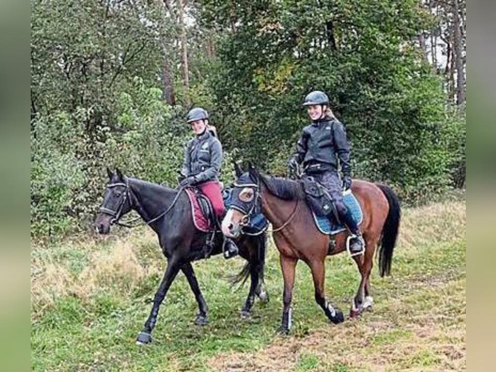 Das passt! Die Distanzreiterinnen Marlin (l.) und Cosima Lenhard (r.) vom RV Erwitte, hier auf der Strecke in Stukenbrock, sind zusammen mit ihren Ponys „Kleiner König“ und „Nanuk“ gut aufeinander abgestimmt.