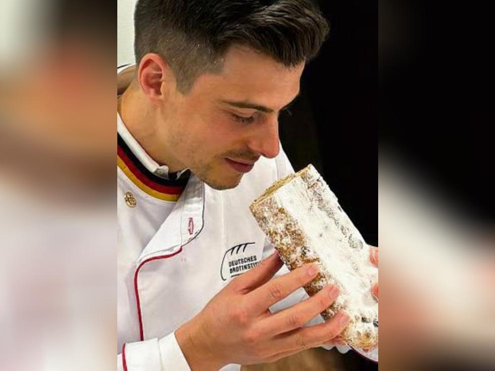 Top! Qualitätsprüfer Daniel Wolf testete die Christstollen heimischer Bäckereien.