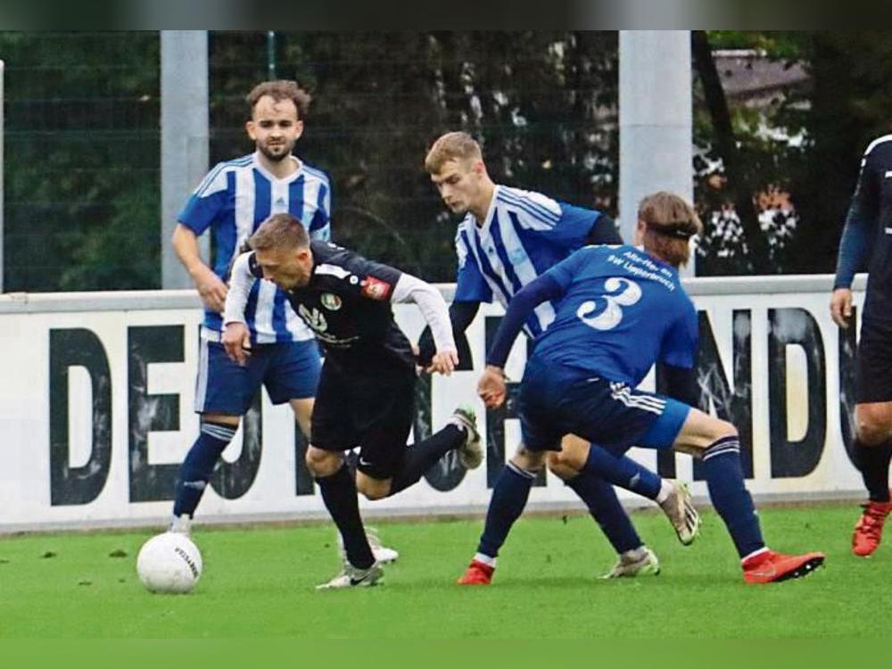 Die letzten Kräfte mobilisieren wollen die Spieler des SC Internazionale (in Schwarz). Foto: Feichtinger