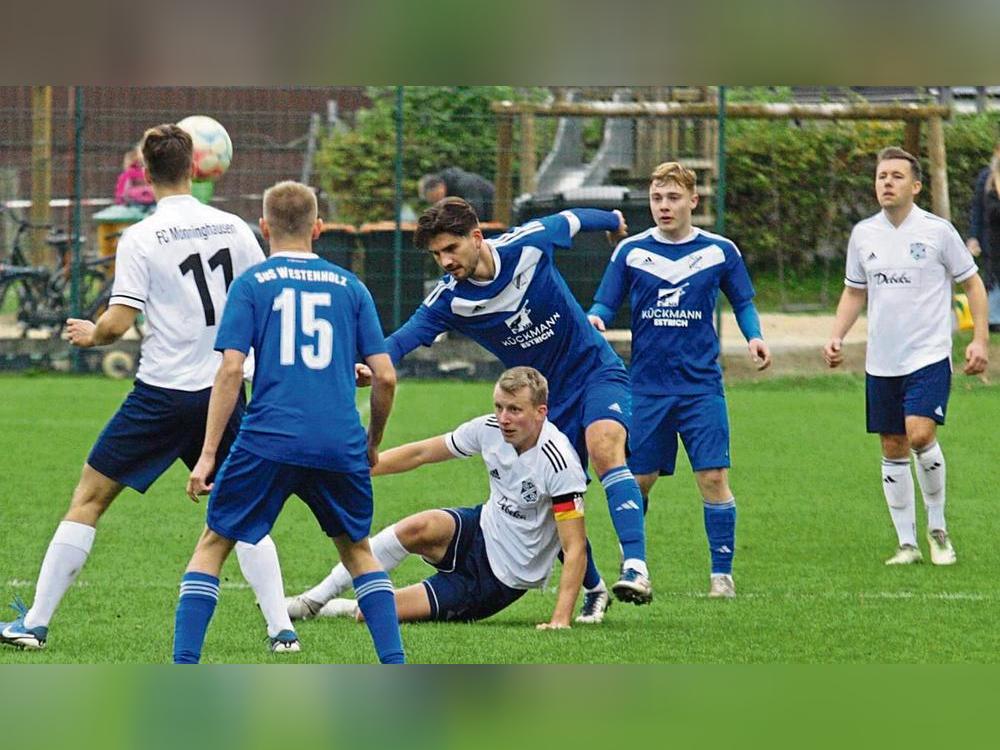 Der FC Mönninghausen (in Weiß) weiß um die Chance, mit drei Punkten im Derby gegen Geseke wieder näher ans rettende Ufer heranzurücken. Gleichzeitig könnte sich der SV 03 mit einem Sieg vom Nachbarn weiter absetzen. Foto: Schlink