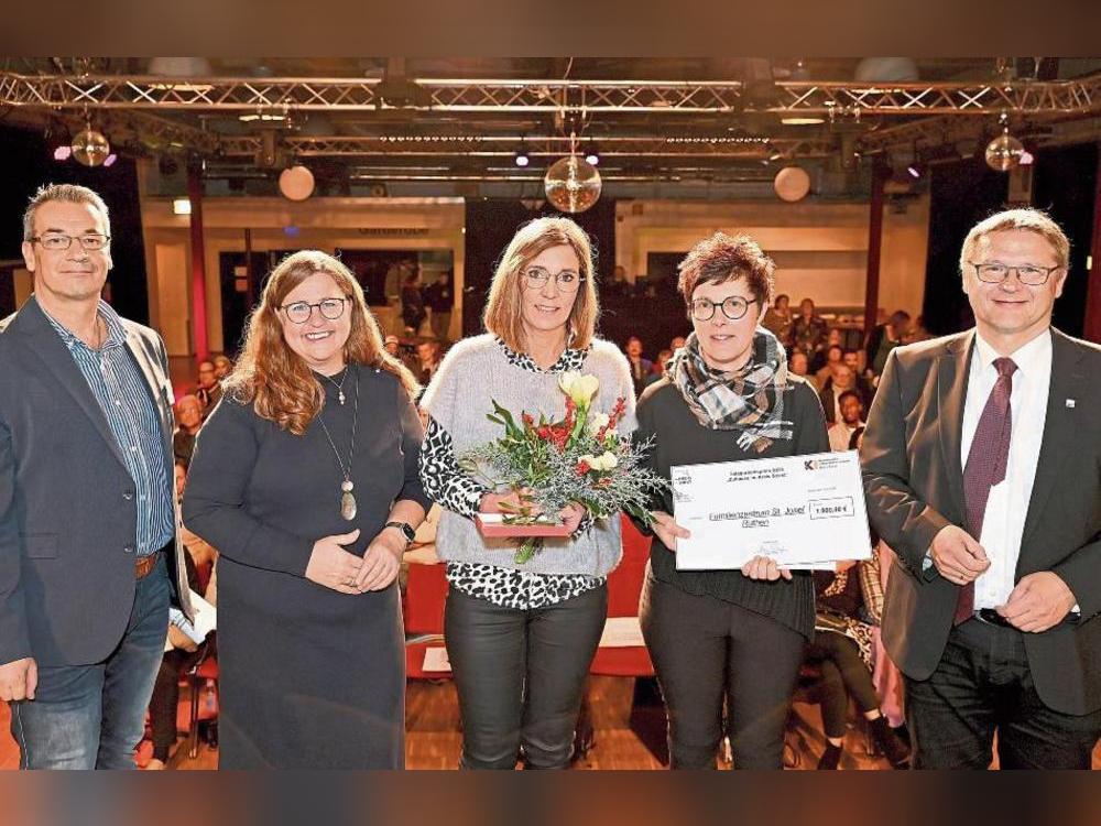 Über den ersten Platz freuen sich fürs Familienzentrum St. Josef in Rüthen Melanie Brüggemann (M.) und Leiterin Stefanie Schmidt (2.v.r.). Fotos: Schulte-Nölle (Kreis Soest)