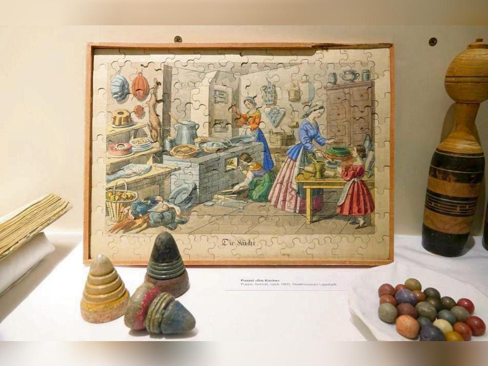 Puzzle, Kegel, Kreisel und Murmeln: eine Vitrine mit Leihgaben aus dem Stadtmuseums Lippstadt im Rochow-Museum Reckahn. Foto: Scholz