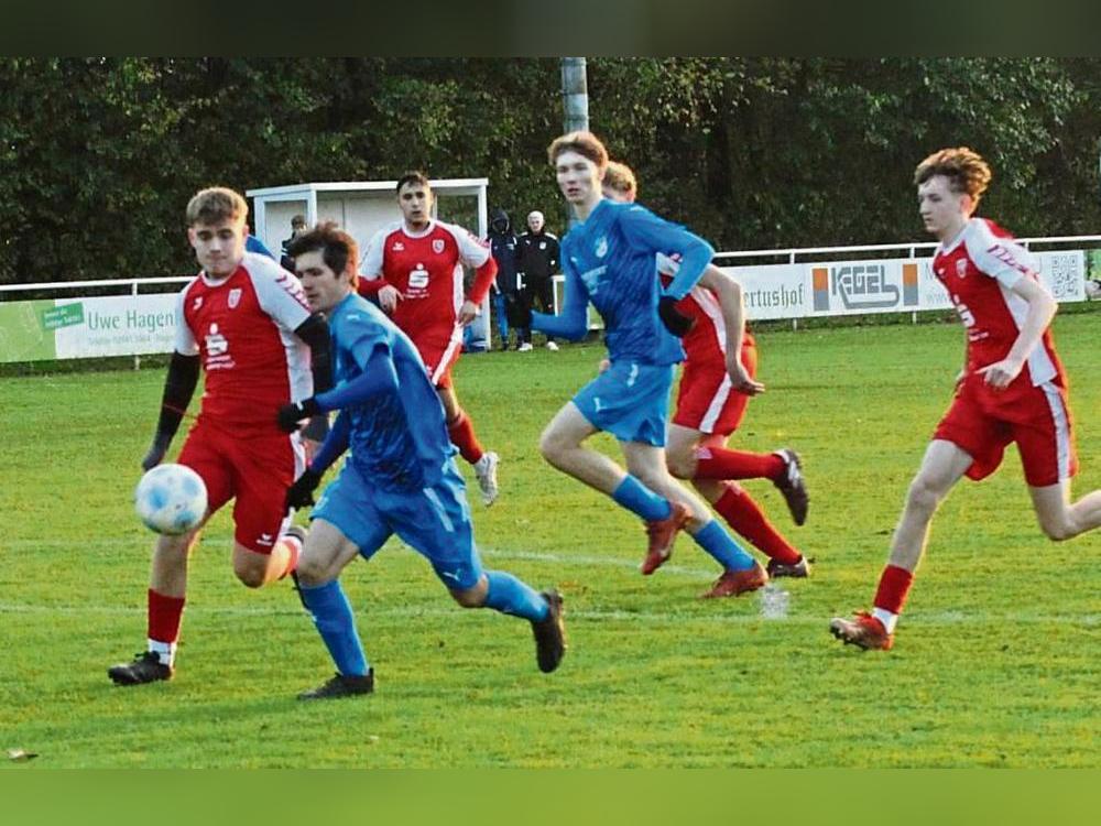 Mehr Mühe als ihnen lieb war hatten zuletzt die A-Junioren des Tabellenführers SC Lippstadt (in Blau) beim 2:2 in Bad Waldliesborn. Jetzt wartet auf die Elf vom Kranenkasper gegen BW Lipperbruch die nächste schwere Aufgabe. Foto: Dannhausen