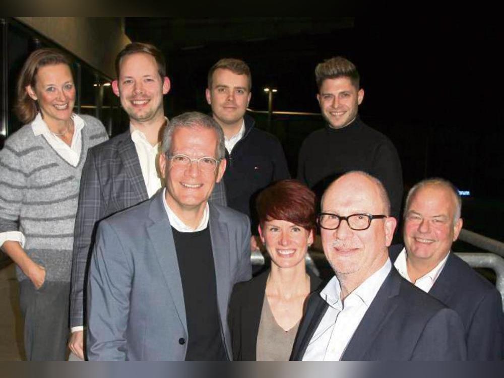 Der neue Vorstand des Standortforums (v.v.l.): Vorsitzender Matthias Wiehen, Stephanie Lönne, Godehard Pöttker, Allan Brülle sowie (h.v.l.) Gabriele Staats, Florian Wissuwa, Maximilian Brannekemper und Tom Glauner. Foto: Schwade