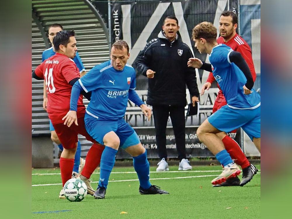 Die zweite Mannschaft des TuS Lipperode (in Blau) gewann durch ein Elfmetertor von Heidemann mit 1:0 gegen Westfalia Erwitte. Es war eine von drei Partien, die in der B-Liga stattfanden. Foto: Feichtinger