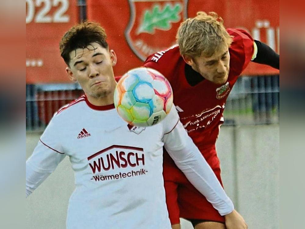 Mit einem deutlichen 5:0-Erfolg gegen RW Horn (in Weiß) verabschiedeten sich die A-Liga-Kicker des TuS Anröchte (in Rot) als Tabellenvierter in die Winterpause. Foto: Wiegand