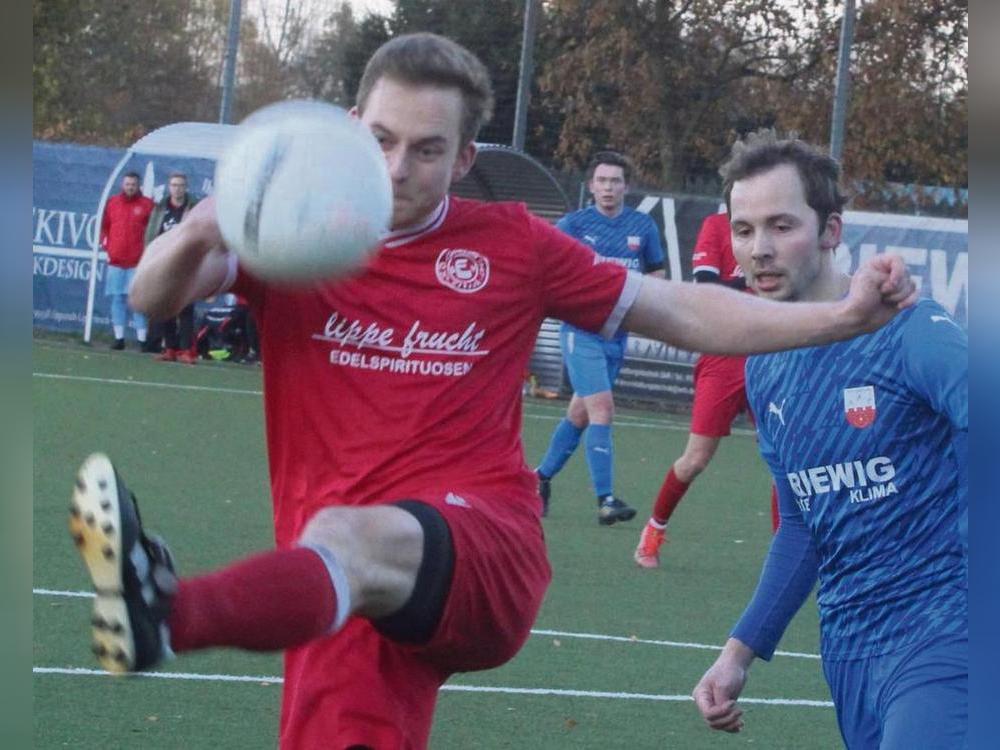 Zwar ging Germania Esbeck (in Rot) nach einer torlosen ersten Halbzeit in der 46. Minute mit 1:0 in Führung, nach dem 1:1 gab es für den TuS Lipperode aber kein Halten mehr und so wurde es zum Schluss mit 5:1 noch deutlich. Foto: Brand