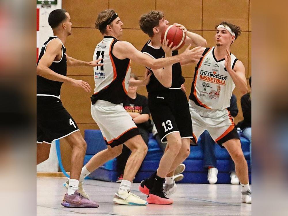 Die Basketballer des LTV Lippstadt (in Weiß) setzen ihren Höhenflug in der Oberliga fort: Gegen Telgte feierte der Aufsteiger in eigener Halle einen 72:70-Erfolg. Foto: Lütkehaus