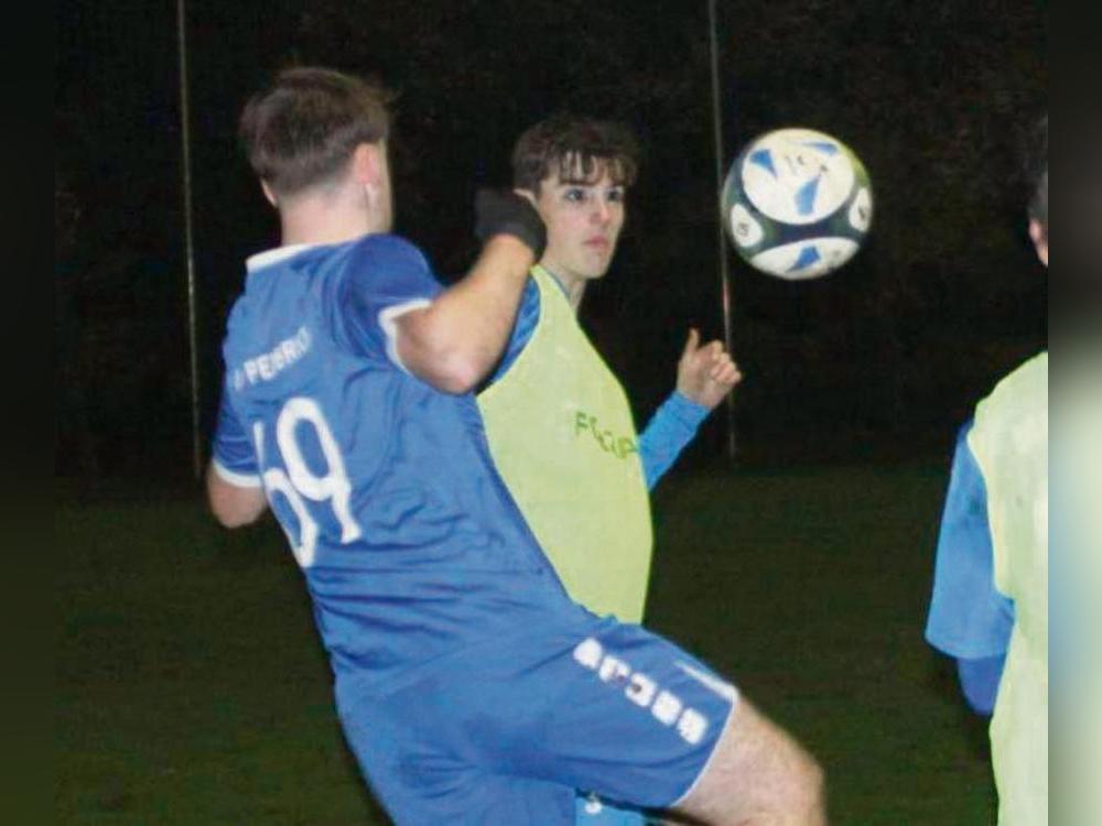 Die Tabellenführung verteidigte der SC Lippstadt (mit Leibchen) mit einem 3:0-Sieg gegen Lipperbruch. Foto: Dannhausen