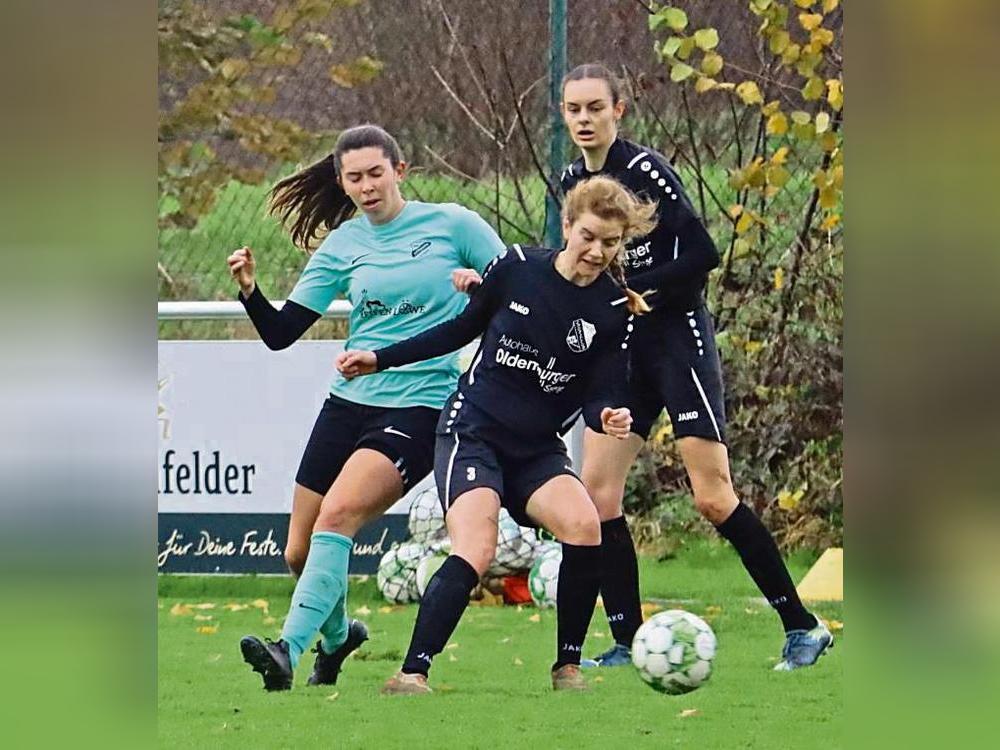 Kurzen Prozess mit Gegner Enger machten die Stirper Frauen (helle Trikots) , die nach einer starken ersten Halbzeit bereits mit 5:0 führten. Am Ende hieß es dann 8:2. Foto: Feichtinger