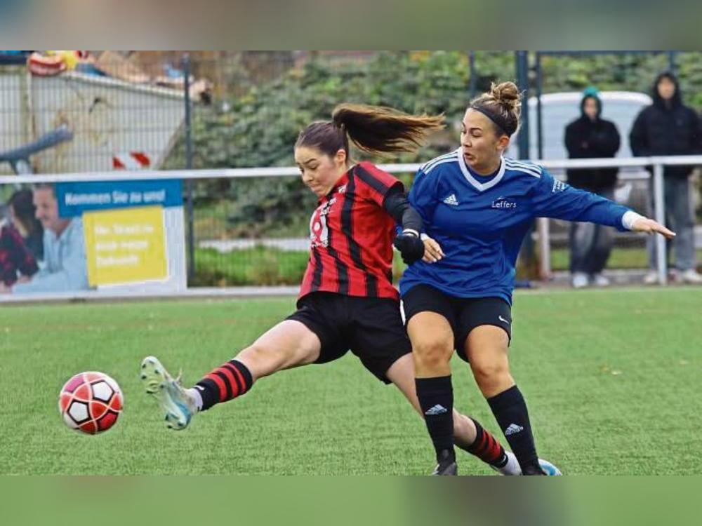 Trotz großer Gegenwehr des Gegners aus Lipperode (in Blau) baute der SV Lippstadt seine Erfolgsserie auch im letzten Spiel der Hinrunde weiter aus. Foto: Wiegand