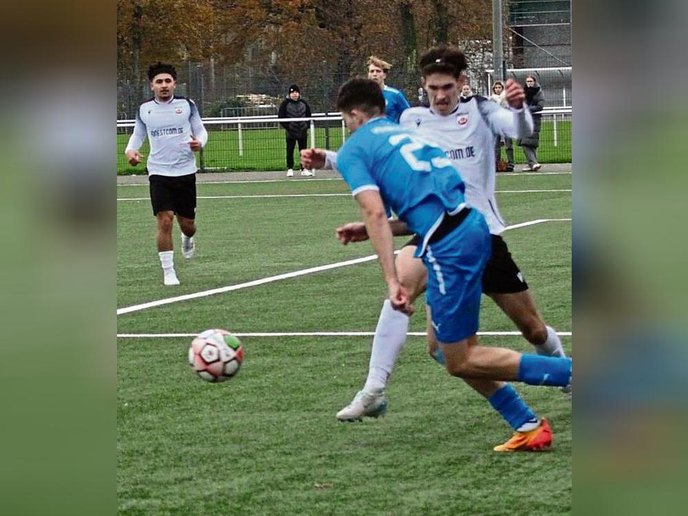 Auf der Stelle treten die SV-A-Junioren (in Weiß), die sich im Heimspiel gegen den Hombrucher SV mit einem 2:2 zufrieden geben mussten. Fotos: Dannhausen