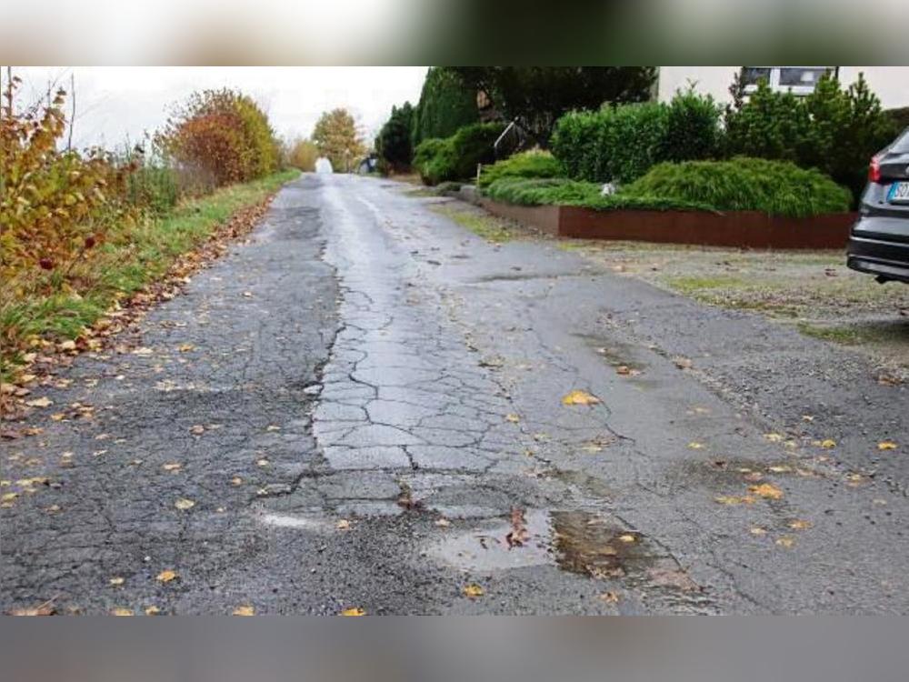 Ein Stück der Effelner Straße in Uelde ist sanierungsbedürftig. Der Rat gab grünes Licht für die Maßnahme. Foto: Meschede