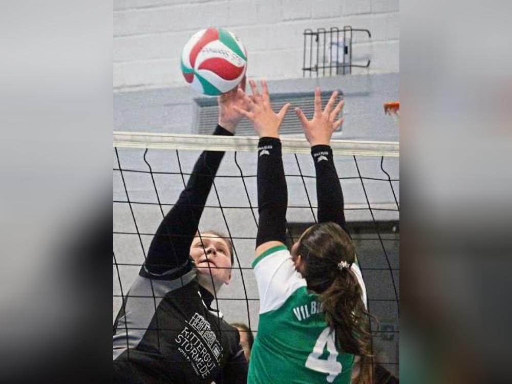 Pia Renkamp und die Volleyballerinnen des SuS Störmede verloren ihr Heimspiel gegen Bad Berleburg unglücklich mit 1:3-Sätzen. Foto: Heinke