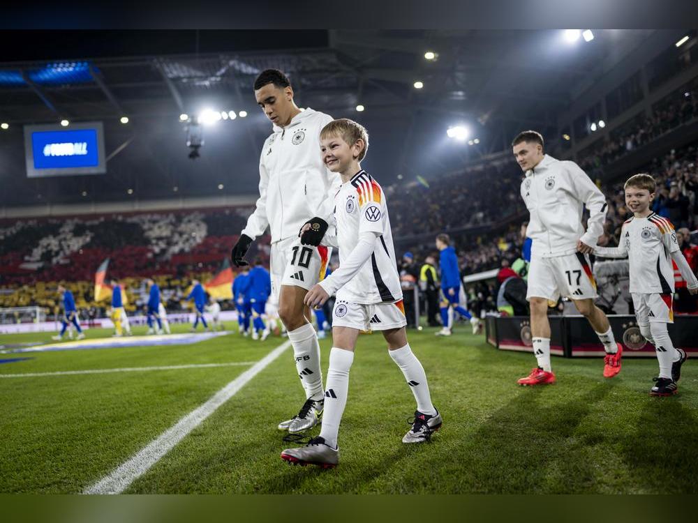 Der siebenjährige Vincent Ewert aus Berenbrock ist in Freiburg mit Jamal Musiala eingelaufen. Ein Video von den beiden geht gerade viral. Foto: Alexander Scheuber/Getty Images für Volkswagen