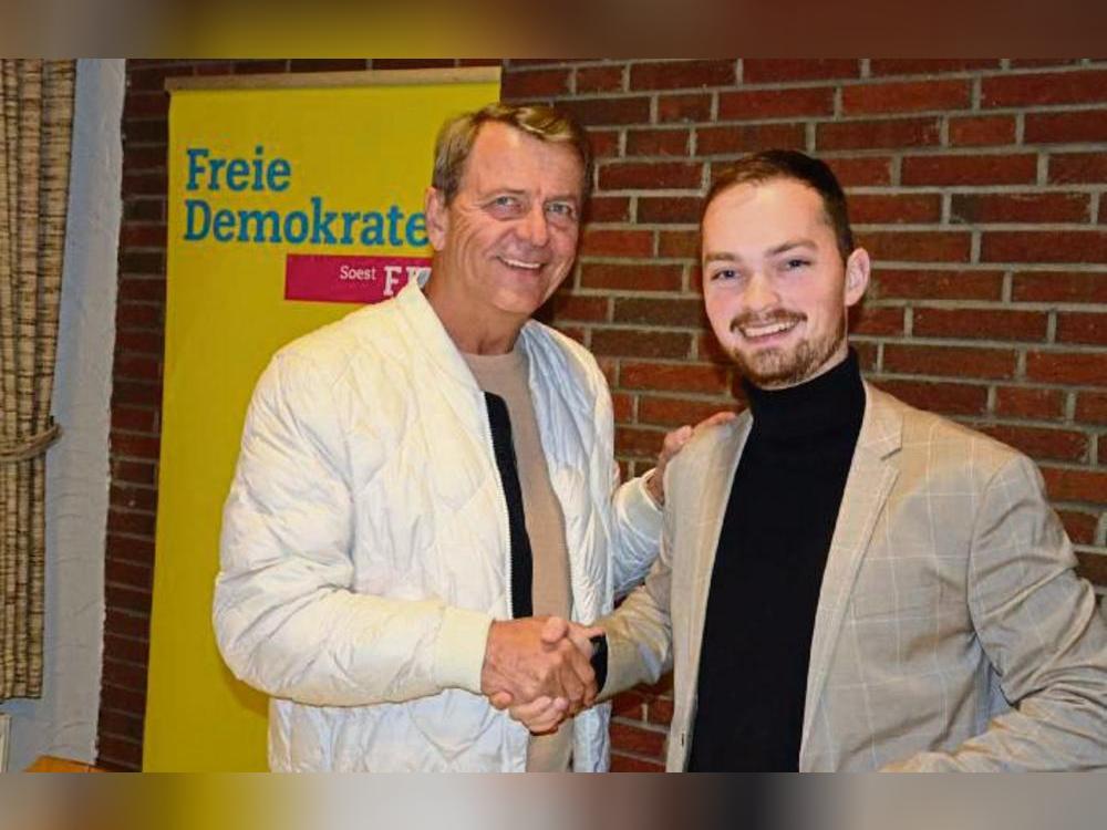 Landtagsvizepräsident und FDP-Bezirkschef Christof Rasche (l.) war erster Gratulant für Fabian Griewel, der ohne Gegenstimme erneut zum Kandidaten der FDP für die Bundestagswahl gewählt wurde. Foto: Wilms