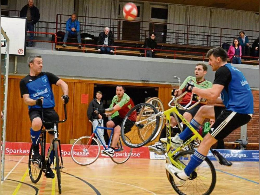 Im entscheidenden Spiel um den Gesamtsieg beim Pokalturnier in Oelde lagen die SCL-Radballer Thomas Bals und Timon Walprecht (in Blau) gegen den Gastgeber bereits mit 0:3 zurück, doch am Ende jubelten die Lippstädter noch über einen 4:3-Erfolg.