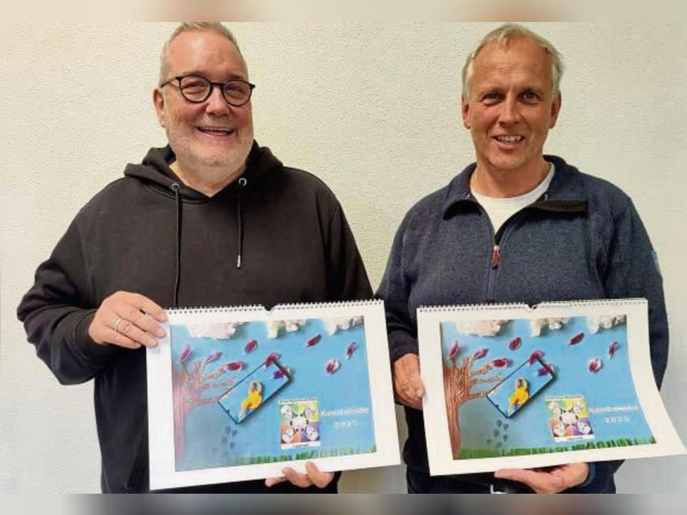 Frank Rossa und Carsten Hesse präsentieren den Kalender.