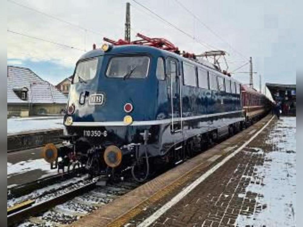 Entschuldigen Sie, ist das der Sonderzug nach Hamburg? Der Zug fährt am 14. Dezember ab Lippstadt.