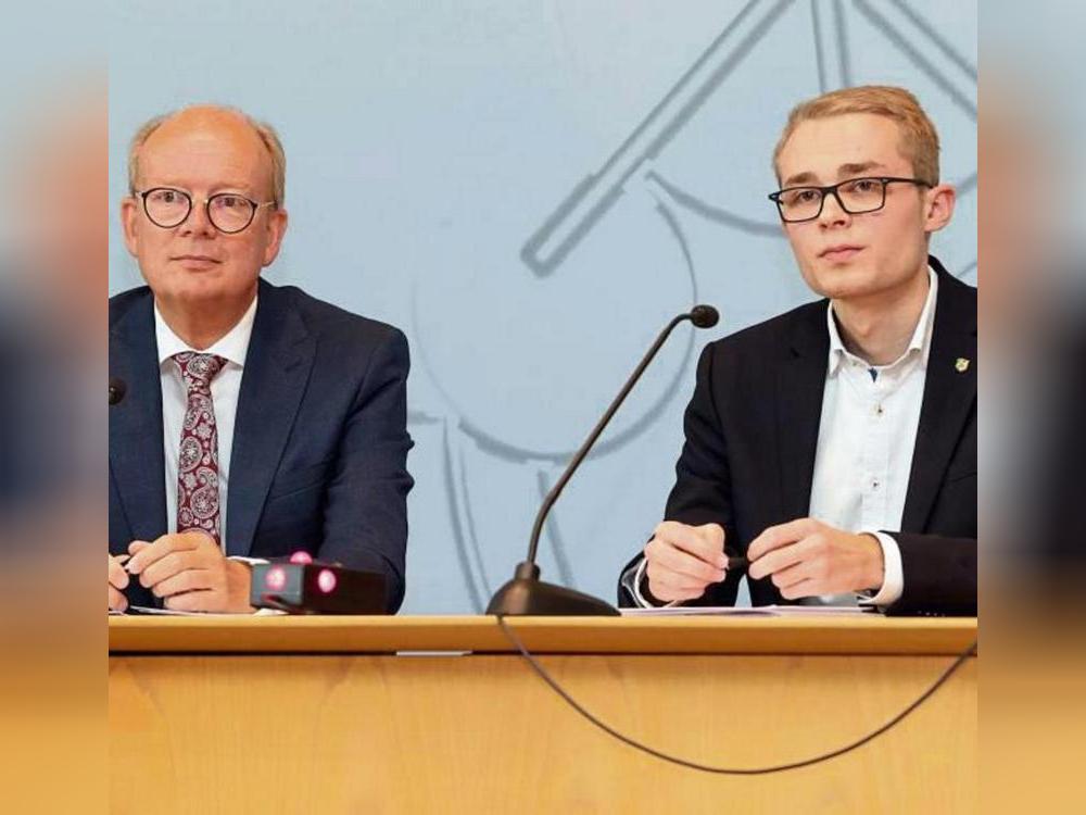 Mats Grieger (r.) von der Marienschule und André Kuper beim Jugendlandtag.